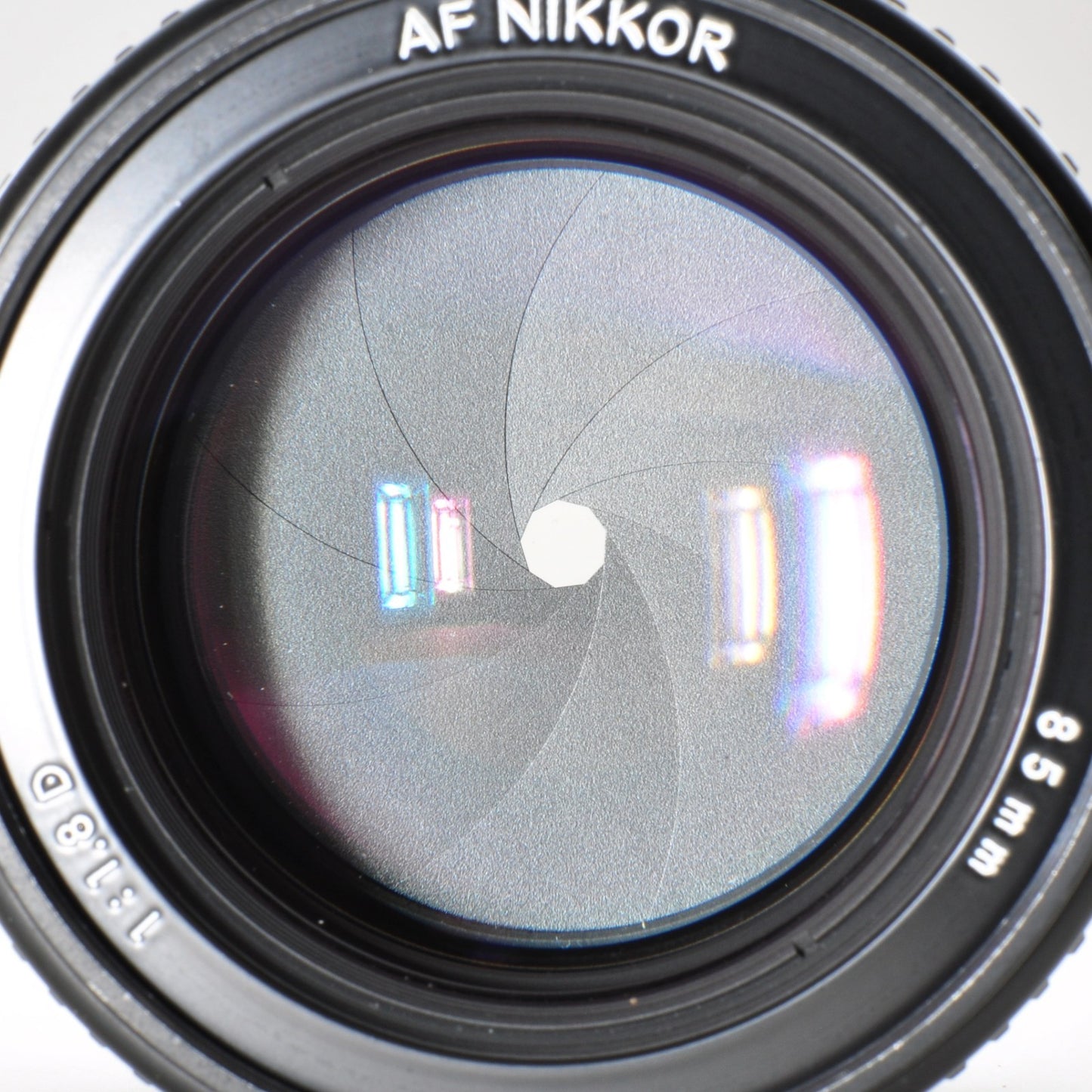 Nikon AF Nikkor 85mm F/1.8 D Portrait Lens w/Hood Excellent+++++ From Japan 0240